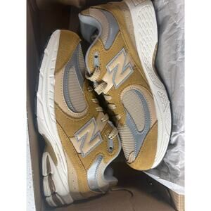 NIB New Balance 2002 Beige Beige GC2002CE
Size US Kids 5